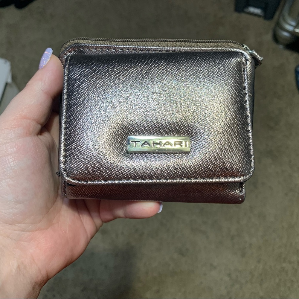 Tahari wallet